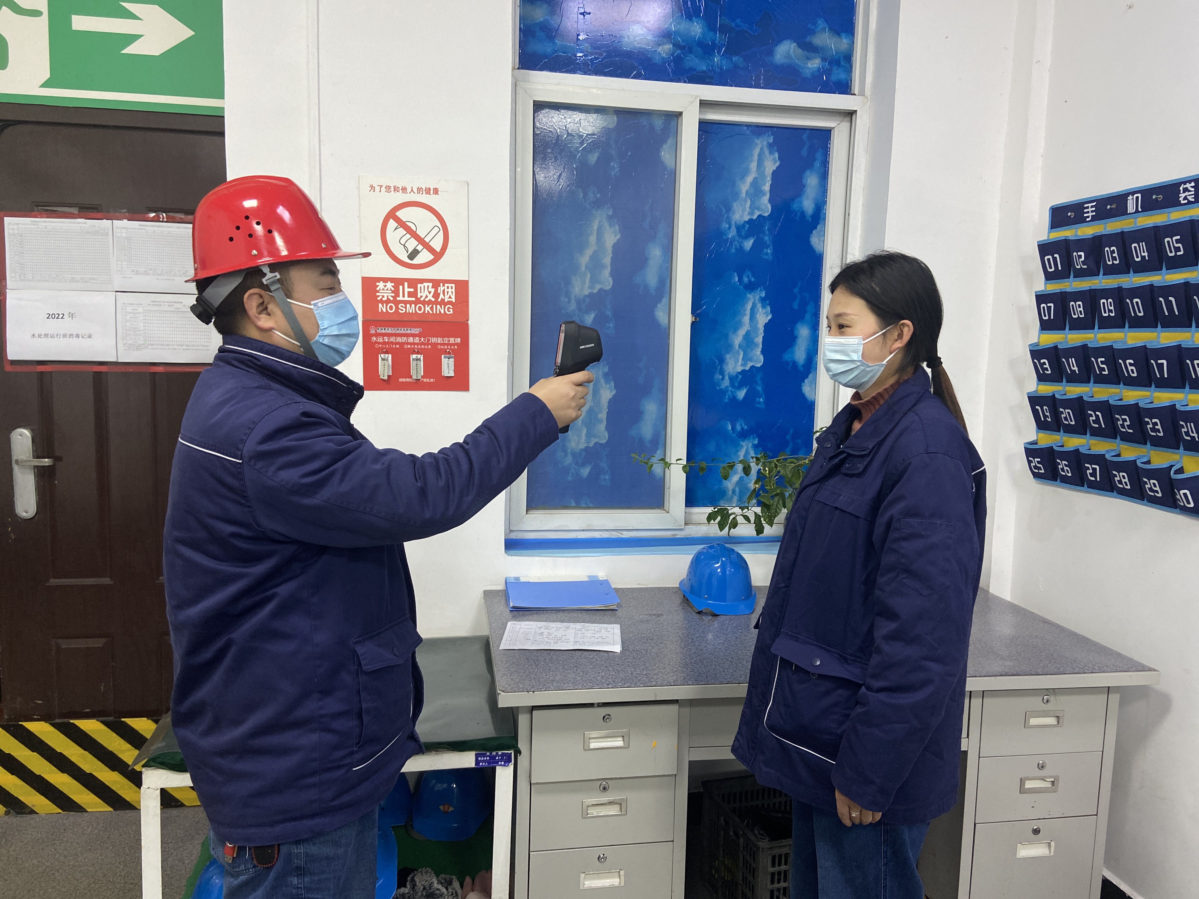 他們，用“敬業?！焙铣伞捌桨哺！? title=