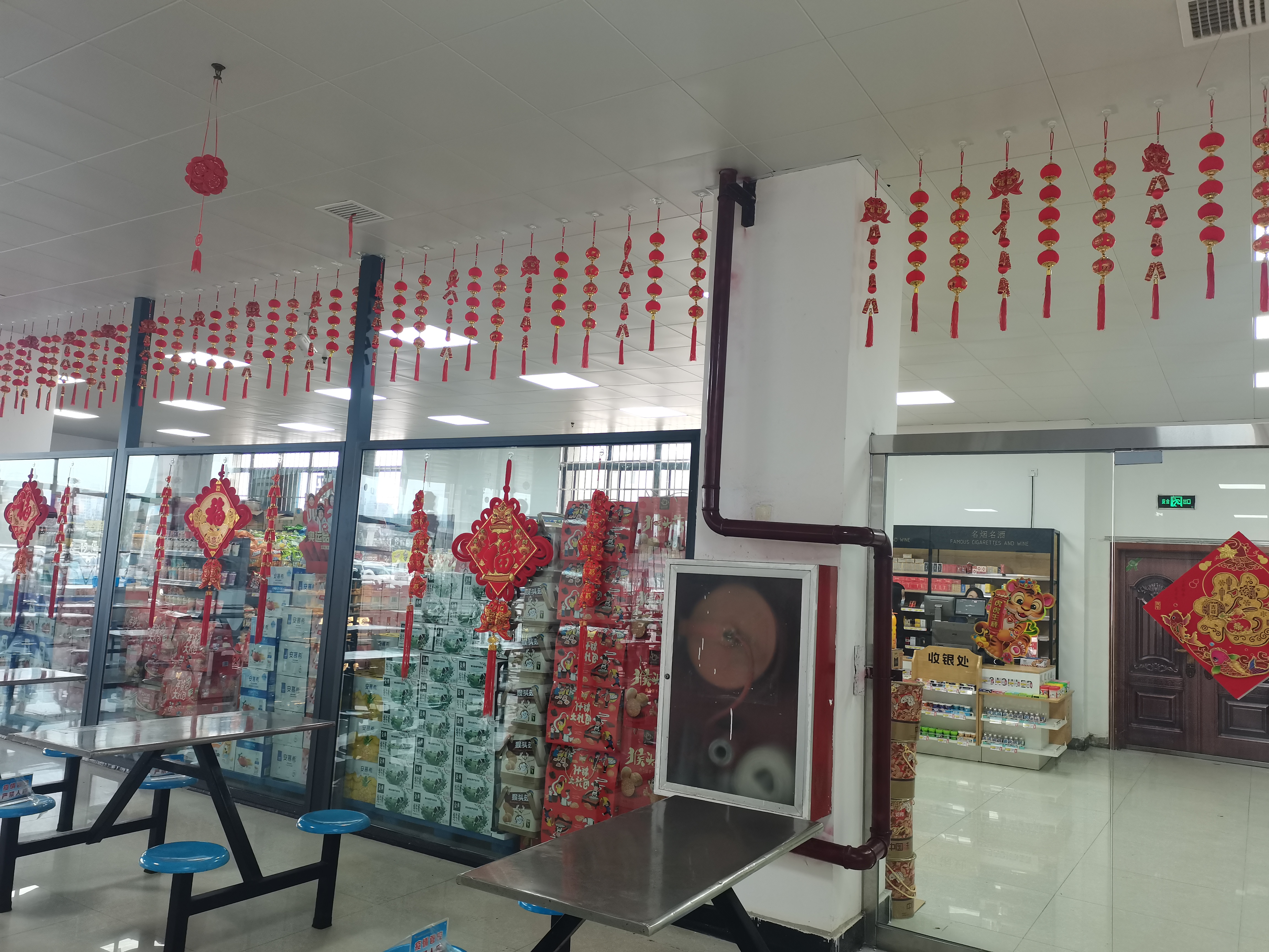 又是一年新春到  紅紅的燈籠美美的花 ——旅游后勤部精心開展春節氛圍營造工作