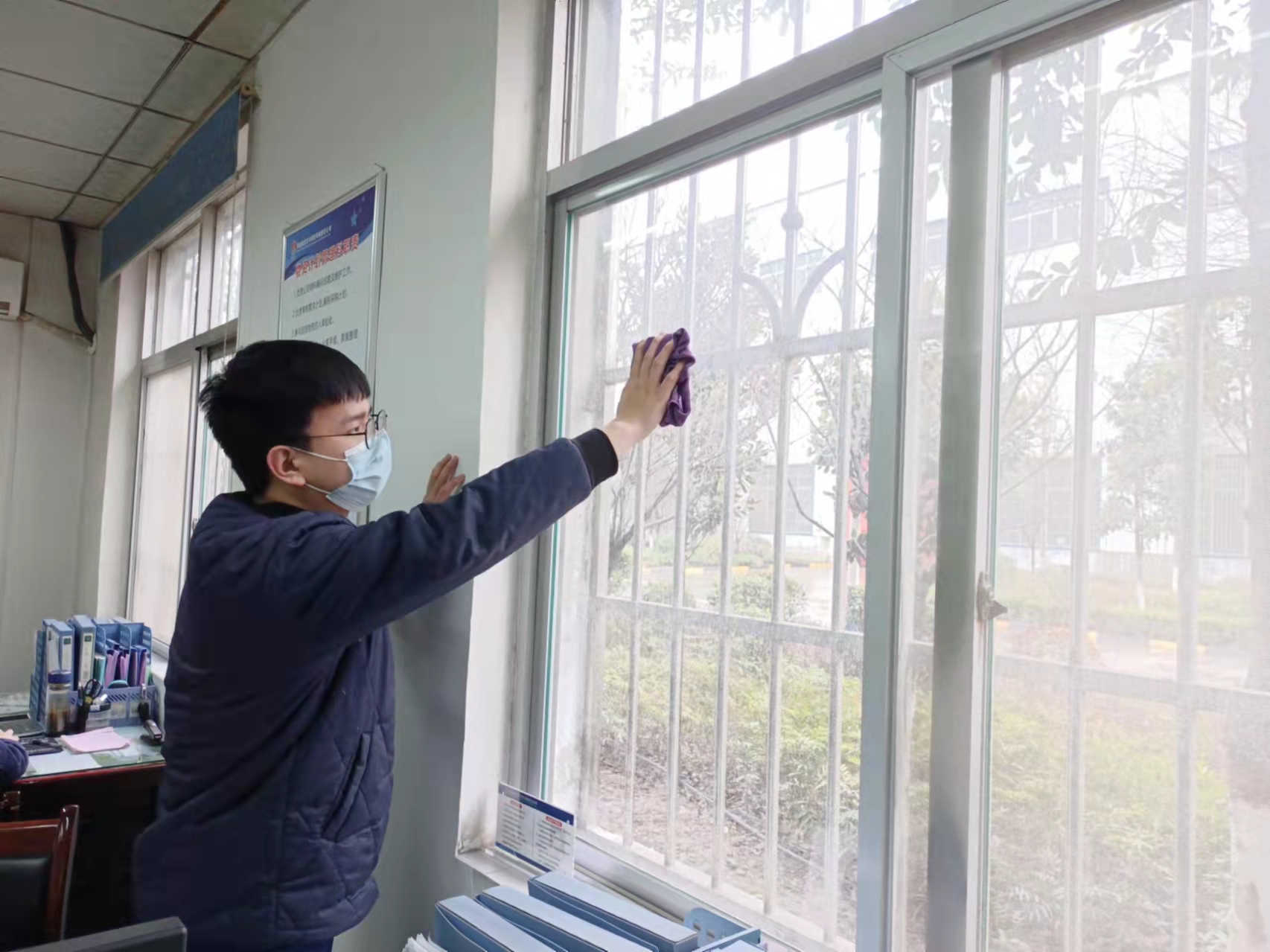 以廠為家，鐘情相伴