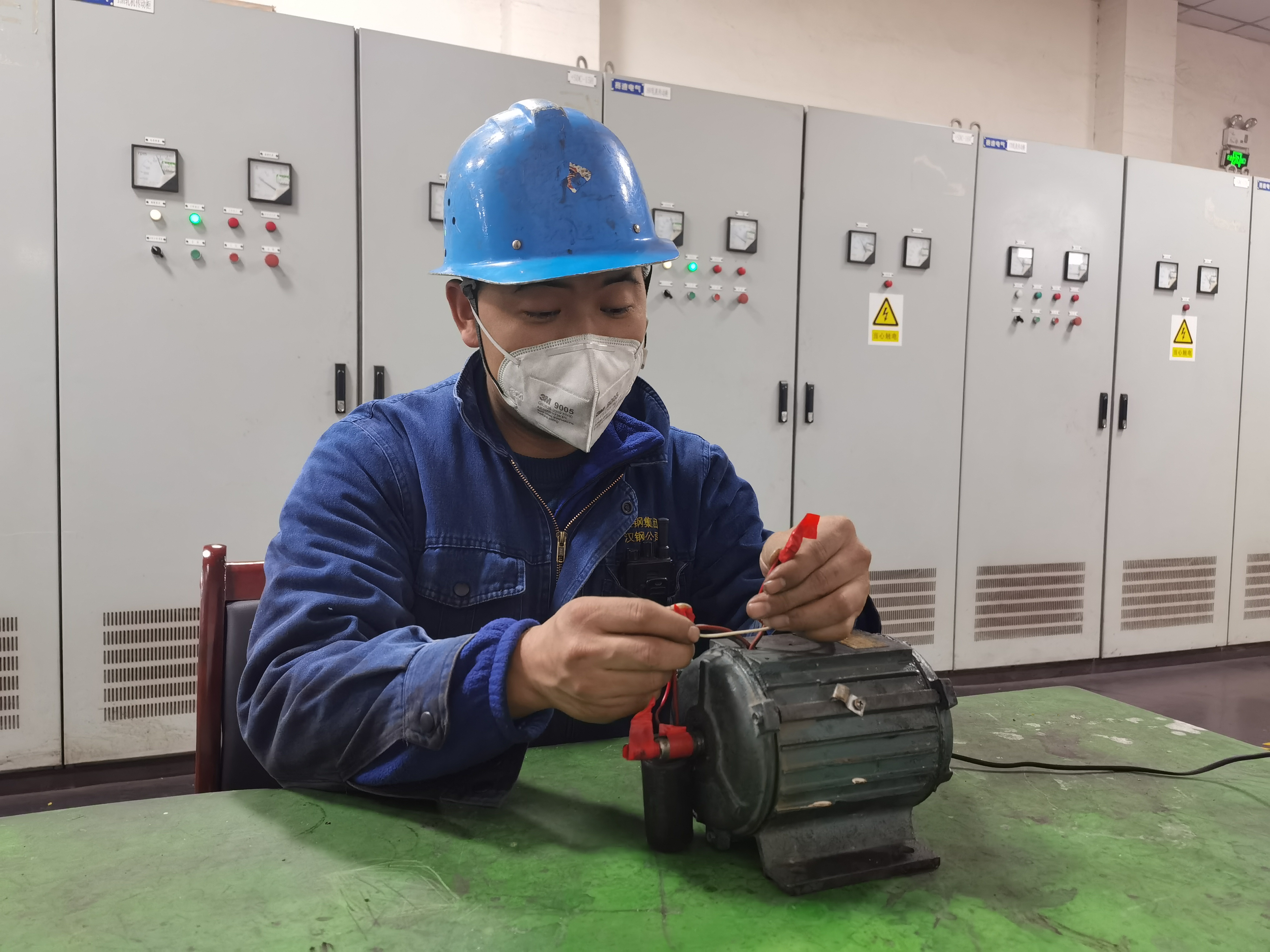 他是個維修達人  他叫余東東