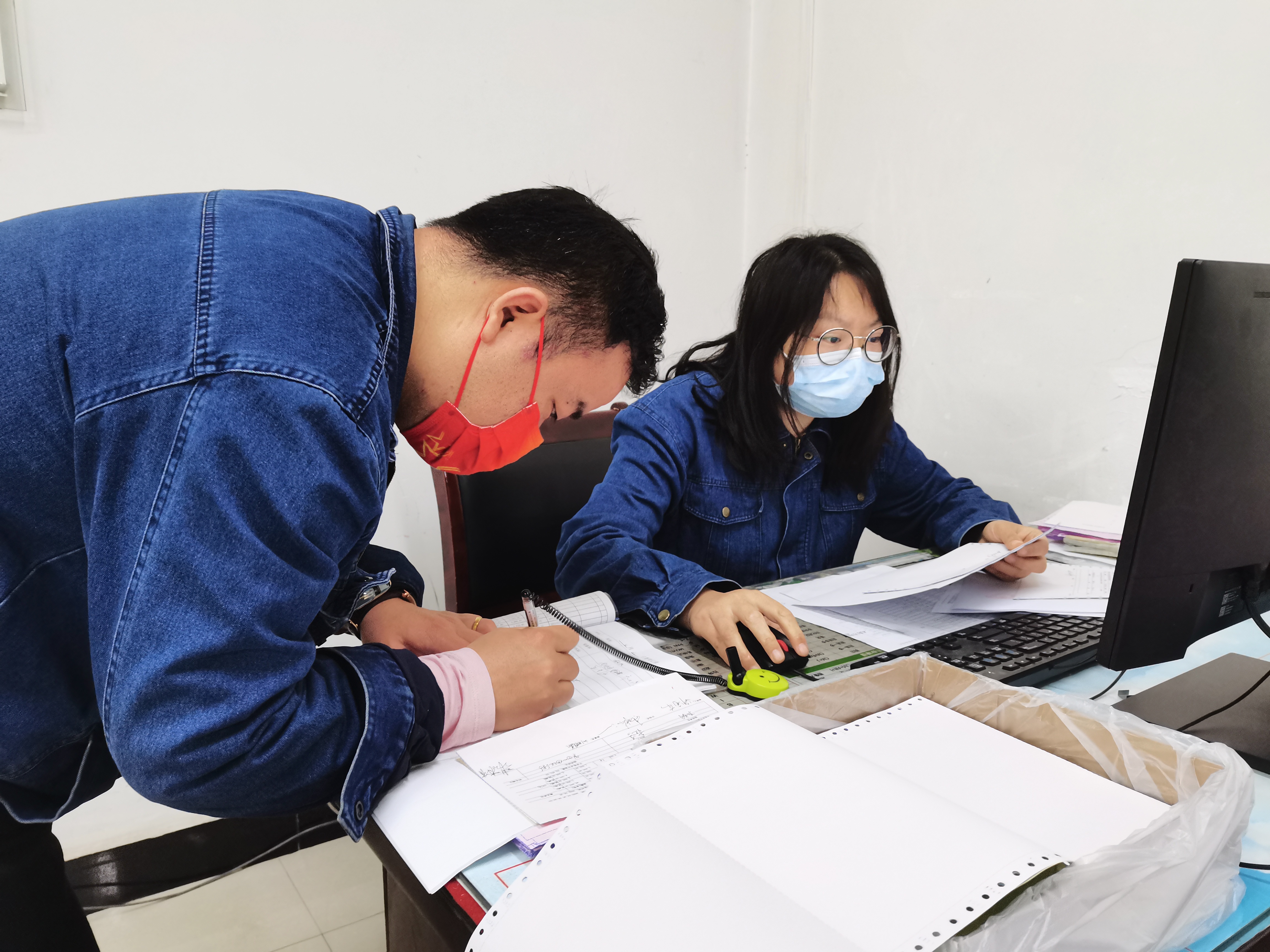 用堅守筑就節日“最美風景線”
