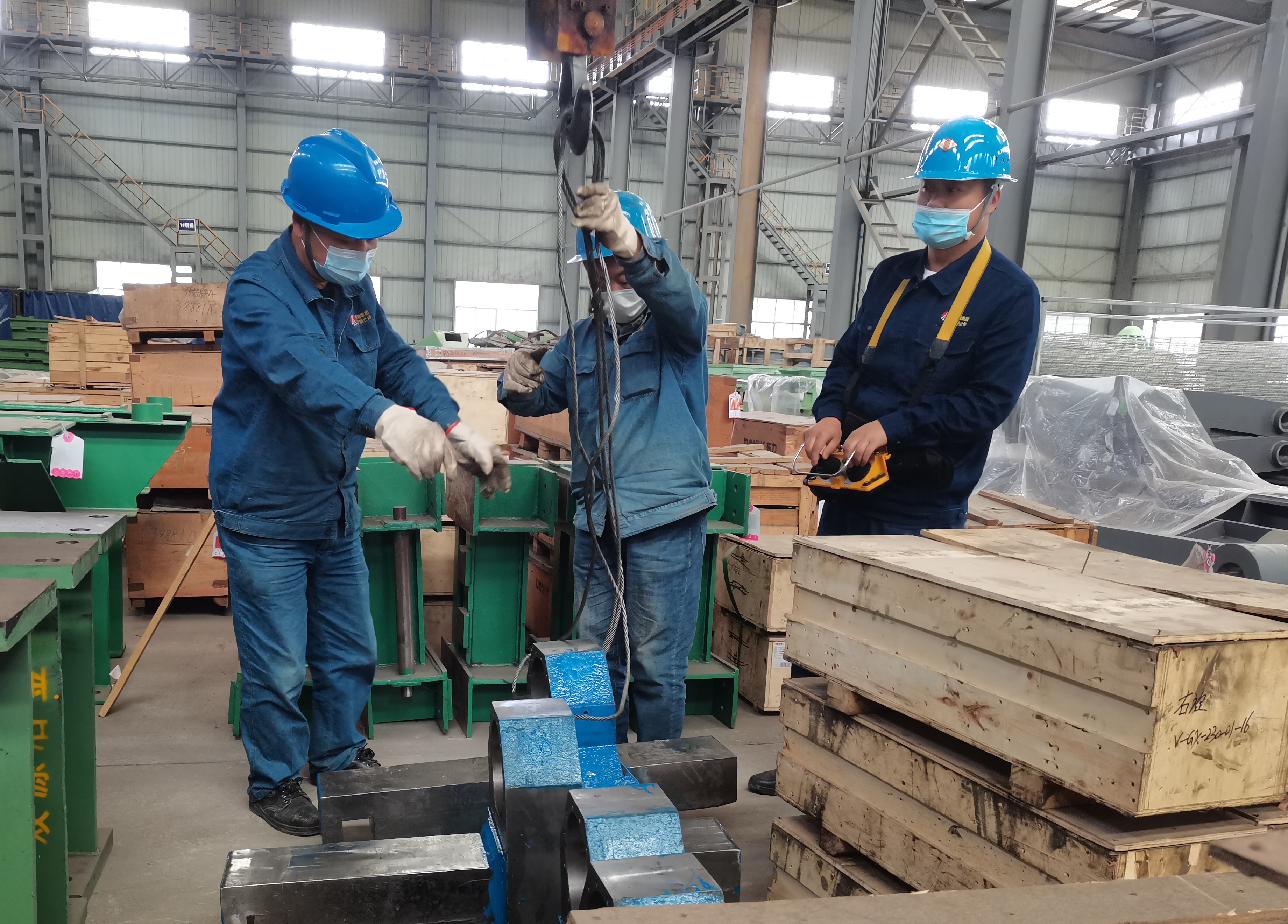 用堅守筑就節日“最美風景線”