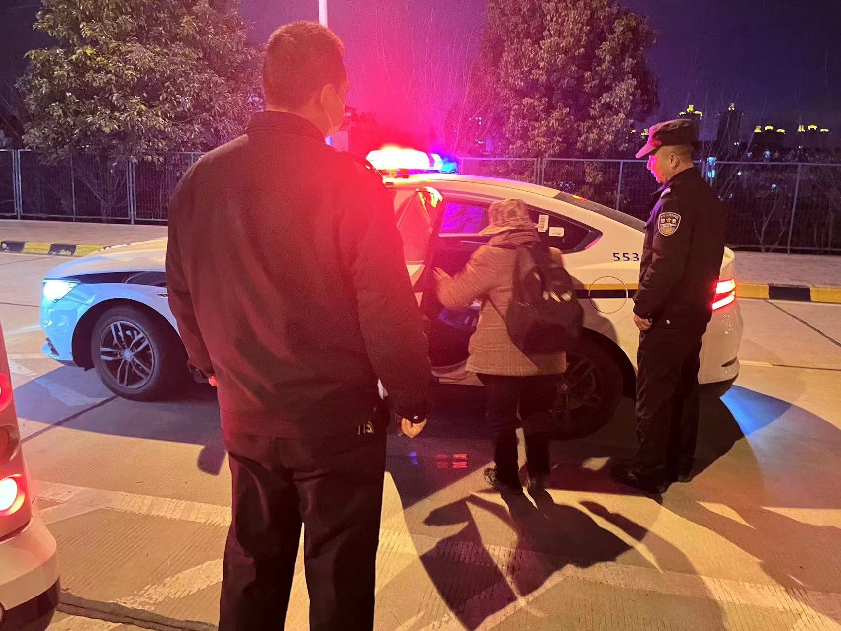贊！寒夜暖心護送迷路老人歸家，他們以實際行動踐行初心使命