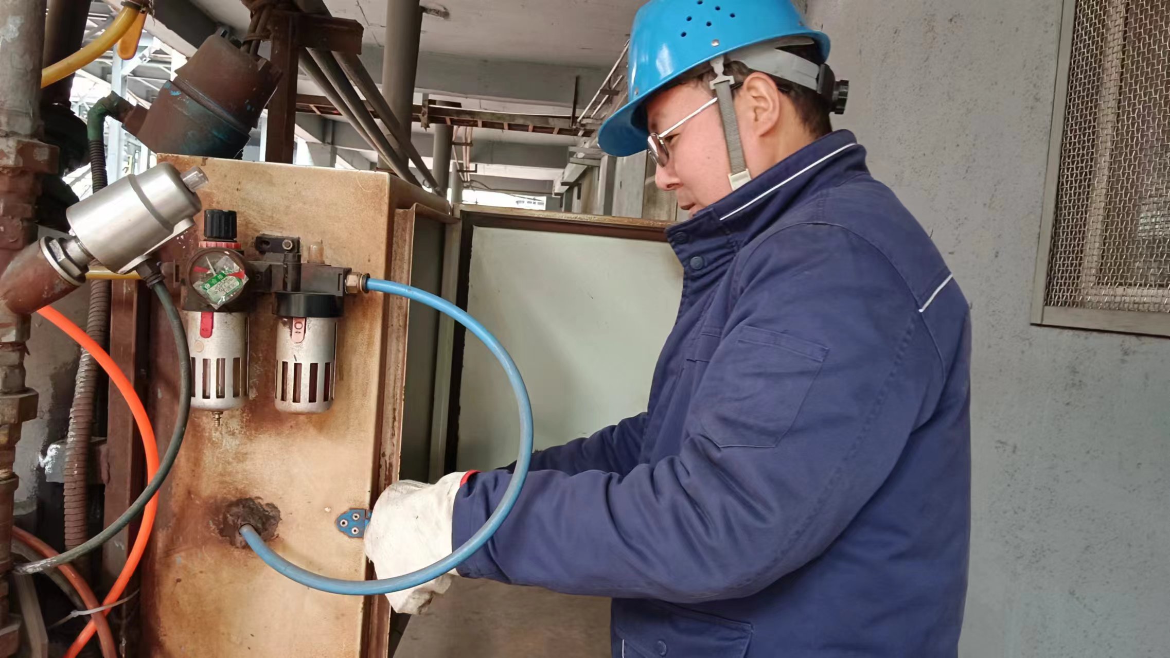 冬日里，生產現場“熱辣滾燙”的他