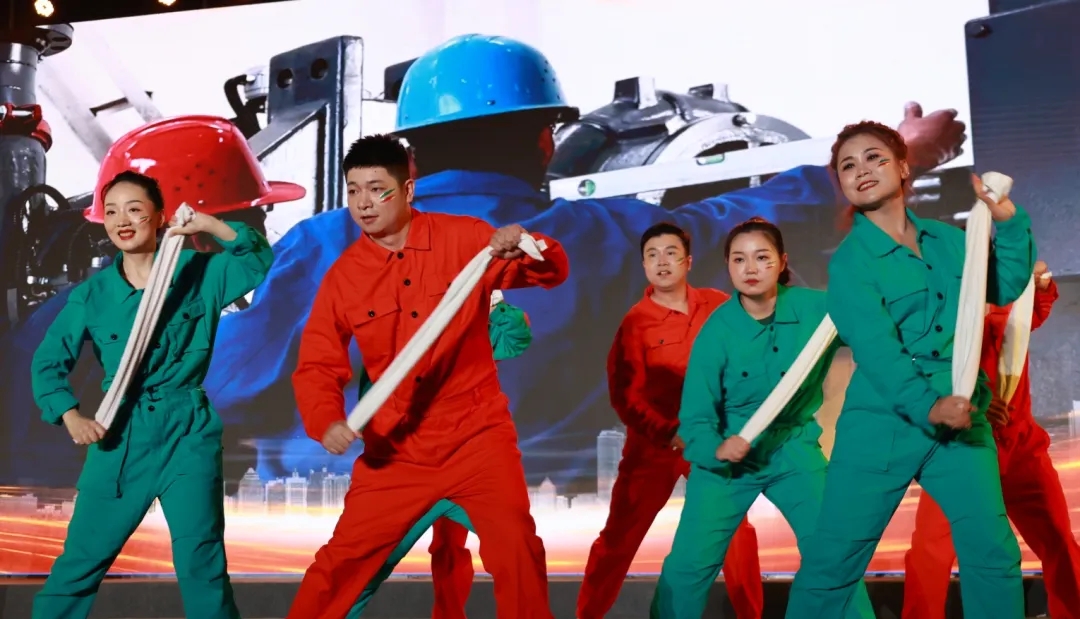 中國鐵路文工團“走進企業”專場慰問演出在縣體育場舉行 周永平代表駐地企業發言